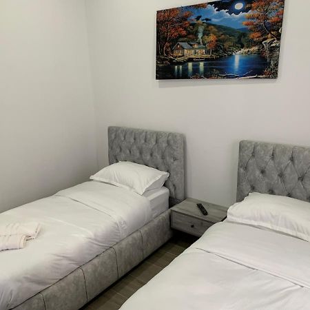 Hotel Restaurant Deso Shijak ภายนอก รูปภาพ