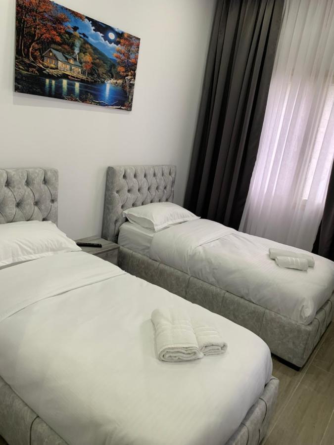 Hotel Restaurant Deso Shijak ภายนอก รูปภาพ